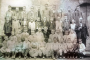Fotografia datada el 1904 d’una classe de Francesc Navall (a la dreta) amb 42 alumnes a l’escola de Puigverd d’Agramunt.