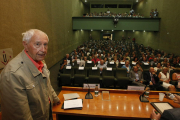 L’escriptor Josep Vallverdú va impartir ahir la lliçó magistral del nou curs de l’Aula d’Extensió Universitària de Lleida a la UdL.