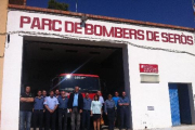 Bombers de Seròs i autoritats, ahir, després de la reunió en la qual es va produir l’acord.