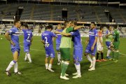 Els jugadors del Lleida s’abracen després del partit per celebrar la victòria davant l’Hospitalet amb les grades de Lateral al fons quasi buides.