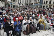 Ple a la plaça Sant Joan de Lleida ahir al migdia amb motiu del Festival de Jotes, l’acte més multitudinari de les festes del Pilar.