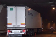Imatge del camió que va provocar el tancament del túnel de Vielha ahir a dos quarts de tres del migdia.