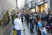 Dos de les estàtues humanes que ahir van animar l’Eix Comercial, amb les quals es van fotografiar nombrosos ciutadans.