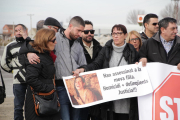 La madre y allegados de la joven, en la protesta del 29 de enero en Juneda en la N-240.