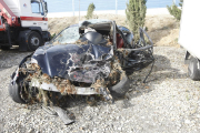 A l’esquerra i a dalt a la dreta, el cotxe de la víctima mortal de l’N-240. A baix, un dels vehicles del xoc d’Albatàrrec.