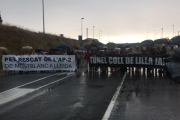 Los manifestantes cortaron la N-240 bajo la lluvia tras pancartas para exigir el túnel y liberar la AP-2.