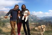 L’actor hawaià Jason Momoa al pantà de Camarasa (esquerra) i Chris Sharma, Jimena Alarcón i Jason Momoa sostenint Alana (dreta).