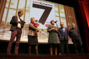 La directora del Som Cinema, al centre, amb les autoritats i el presentador de la gala.