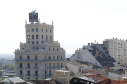 Vista de la carcassa metàl·lica que acollirà el futur ascensor.