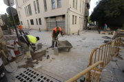 Obres per habilitar un nou pas elevat al carrer Lluís Besa, que està tallat des de fa dies.