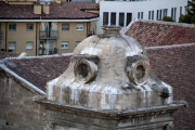 Nius de cigonya a les torres de l’edifici de la Catedral.