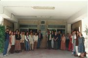 Els professors de l’EOI, a l’entrada del col·legi Joan XXIII el 1991, on va tenir la seu des de la seua creació l’any 1986 fins al 1995.