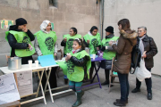 La PAH organizó ayer una chocolatada solidaria en la plaza Paeria.