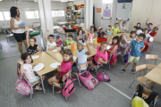 Organizar actividades no lectivas, como estas el pasado verano en un colegio de Lleida, es necesario si se hacen vacaciones en el curso.