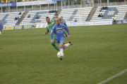 Javi Casares, que estuvo ayer muy activo, supera a un jugador del Cornellà.