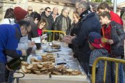 Almuerzo popular en la localidad de Belianes, en el Urgell,  donde se repartieron 2.000 raciones de arenques con tostadas.