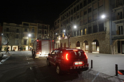 Dos dotaciones de los Bomberos ayer delante del ayuntamiento. 