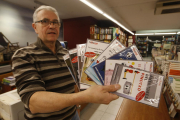 Miquel Bernal, de la librería Punt de Llibre de Lleida, ayer con los 8 títulos de audiolibros en catalán.