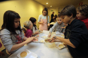 Alumnos de cuarto de Primaria del colegio Pràctiques II, en plena elaboración de hamburguesas de legumbres.