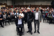 Lluís Llach, entre Jordi Latorre y Enric Casanovas, llenó la sala del ayuntamiento de Torrefarrera.