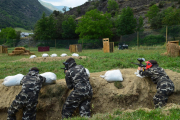 Imagen de archivo de tres jugadores durante una partida de ‘paint ball’.