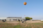 Estudiantes y curiosos observaban ayer el lanzamiento del globo sonda en las instalaciones del club de vuelo La Serra de Mollerussa.