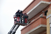 Los Mossos accedieron al piso con un camión escalera de Bomberos.