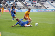 El leridano Xavi Quintillà, que estuvo muy activo ante sus excompañeros, se lanza a los pies de un jugador del Barça B.