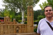 L’autor, Vicenç Aguado, al costat de la Seu Vella i la Porta dels Apòstols de ‘Catalunya en miniatura’.