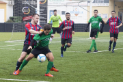 Un jugador del Cervera controla el balón ante la oposición de un defensa del Tàrrega durante el partido disputado ayer en el Municipal Joan Capdevila.