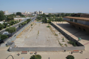 El solar al costat de la Llotja on es van projectar dos torres de pisos.