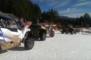 Els tres vehicles després de l’arribada a la zona de debutants de les pistes de fons d’Aransa.