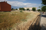 Imatge d’un solar al centre d’una zona urbanitzada del municipi de Torrefarrera.