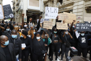 Más de 600 personas claman en Lleida contra el racismo y en memoria de George Floyd. La manifestación recorrió las calles del centro de la ciudad con consignas de “Black Lives Matter” y “regularización ya”