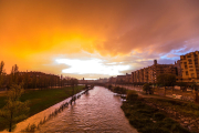 La tempesta que va caure ahir passades les cinc de la tarda a la ciutat de Lleida va deixar un cel de múltiples colors vius com el violeta, el taronja o el groc i fins i tot un gran arc de Sant Martí