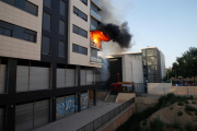 Imatges de l'espectacular incendi en un edifici de Cappont