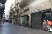 El Eix Comercial se quedó vacío ayer después de que cerraran más del 90% de sus tiendas. 