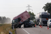 Imatges de l'accident a l'N-240 entre un vehicle, una furgoneta i un camió