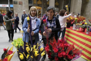 Rosas y libros llenan las calles de Lleida