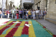 Diecisiete alfombras de colores decoran el Eje Comercial