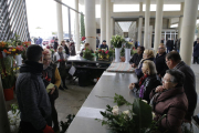 Decenas de personas comprando flores el martes en el cementerio de Lleida. 