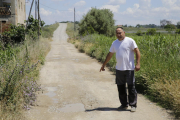 Uno de los residentes de la Copa d’Or que tienen sus fincas junto a caminos de tierra.