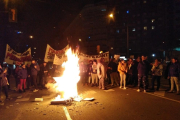 Els manifestants van encendre una foguera en ple passeig de Ronda.