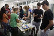 Padres y alumnos ayer en el mercado de libros de texto de segunda mano del instituto Guindàvols.