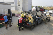 Ejercicios prácticos del Equipo de Rescate de Ponent ayer en el parque de Bomberos de Lleida. 