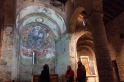 Visitants ahir a Sant Climent de Taüll, en la jornada de portes obertes per celebrar l’aniversari.