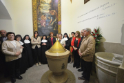 Momento de la entrega de la pila bautismal en su enclave original en la iglesia de Sant Antolí. 