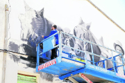 Uno de los artistas invitados el año pasado, en pleno trabajo de su mural en el GarGar Festival. 