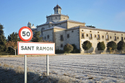 Vista del monestir de Sant Ramon amb els camps gelats.