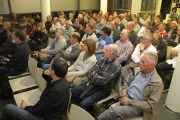 La asamblea de ganaderos para acordar movilizaciones anoche en Juneda. 